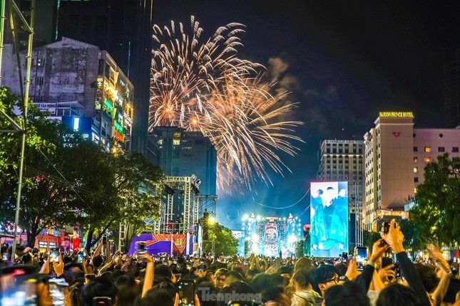 Südliche Provinzen und Städte feiern den 30. April mit Feuerwerk und Wassermusik, Foto 4