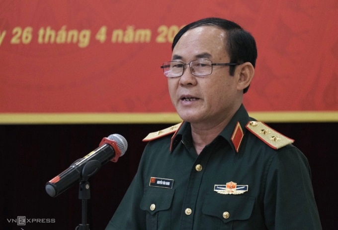 Trung tướng Nguyễn Văn Oanh chia sẻ tại buổi giới thiệu thông tin tuyển sinh quân sự, chiều 26/4. Ảnh: Dương Tâm