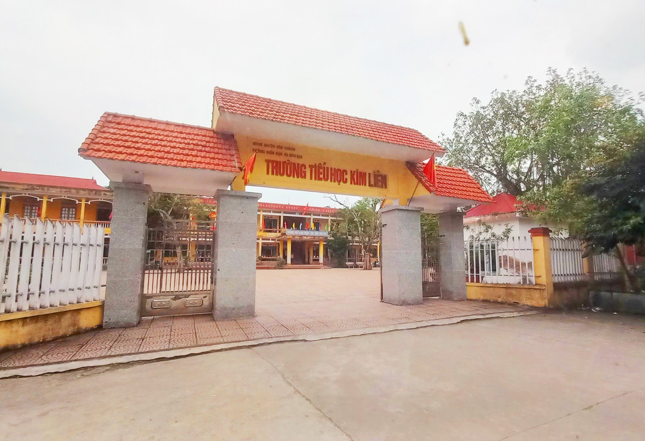 Cách chức bí thư chi bộ trường tiểu học vi phạm quản lý tài chính- Ảnh 1. Trường tiểu học Kim Liên, nơi ông Nguyễn Giang Nam là hiệu trưởng