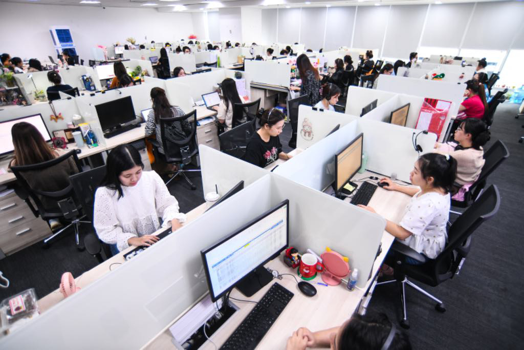 Cái hay của gen Z đáng học chứ!- Ảnh 1. Bạn trẻ làm việc tại văn phòng TP.HCM - Ảnh: QUANG ĐỊNH