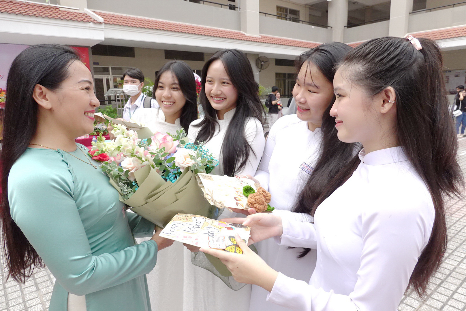 Học sinh Trường THPT Nguyễn Hữu Thọ, quận 4, TP.HCM tặng hoa cô giáo chúc mừng Ngày Nhà giáo Việt Nam - Ảnh: NHƯ HÙNG Học sinh Trường THPT Nguyễn Hữu Thọ, quận 4, TP.HCM tặng hoa cô giáo chúc mừng Ngày Nhà giáo Việt Nam - Ảnh: NHƯ HÙNG