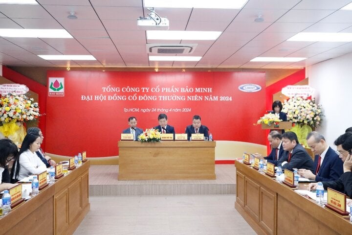 Đoàn Chủ tọa được điều hành bởi ông Đinh Việt Tùng - Chủ tịch Hội đồng Quản trị (ở giữa).