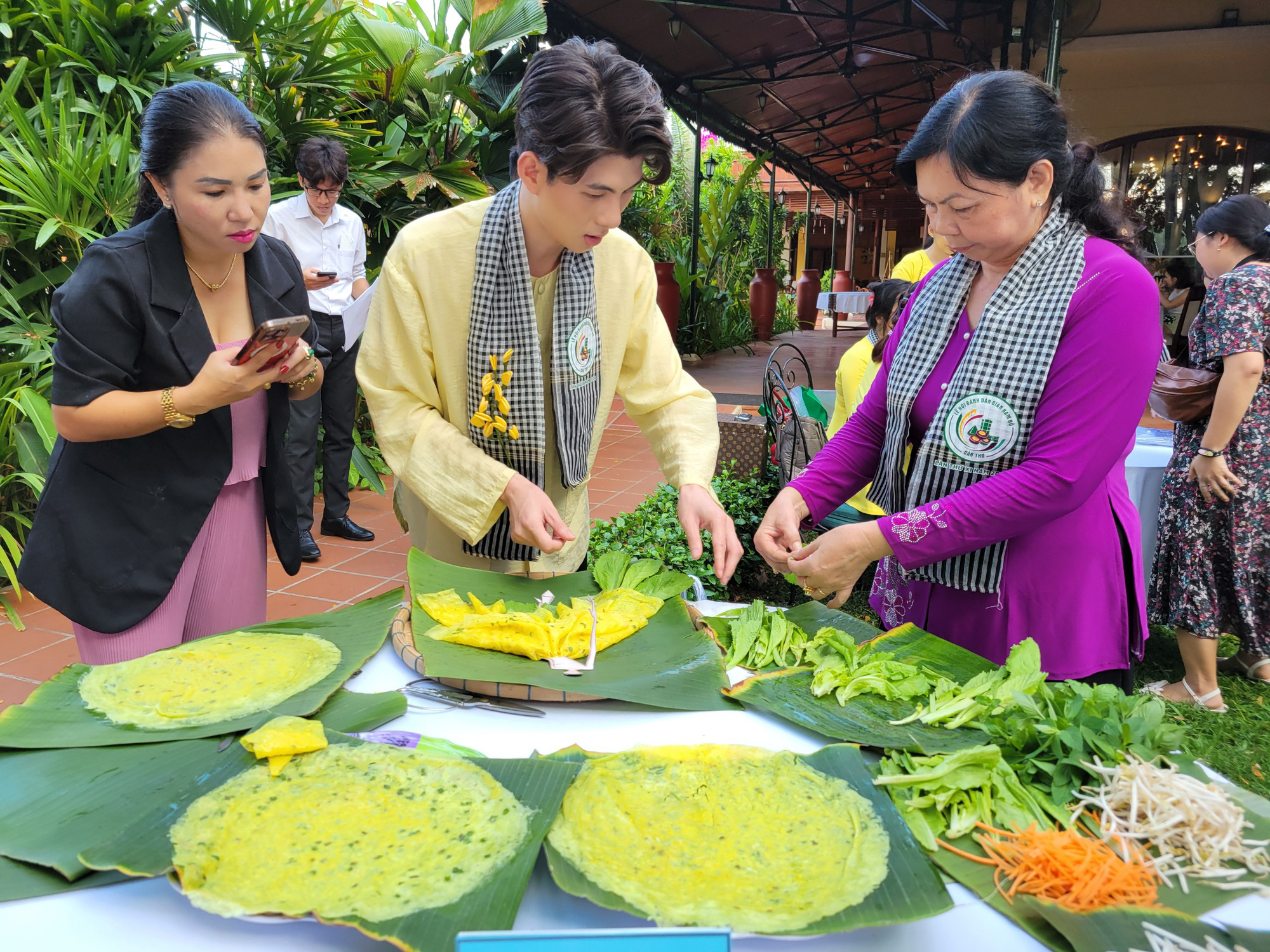 Cần Thơ làm bánh xèo 3 mét đãi khách miễn phí tại Lễ hội bánh dân gian Nam Bộ- Ảnh 1. Bánh xèo được ban tổ chức giới thiệu tại buổi họp báo - Ảnh: CHÍ QUỐC