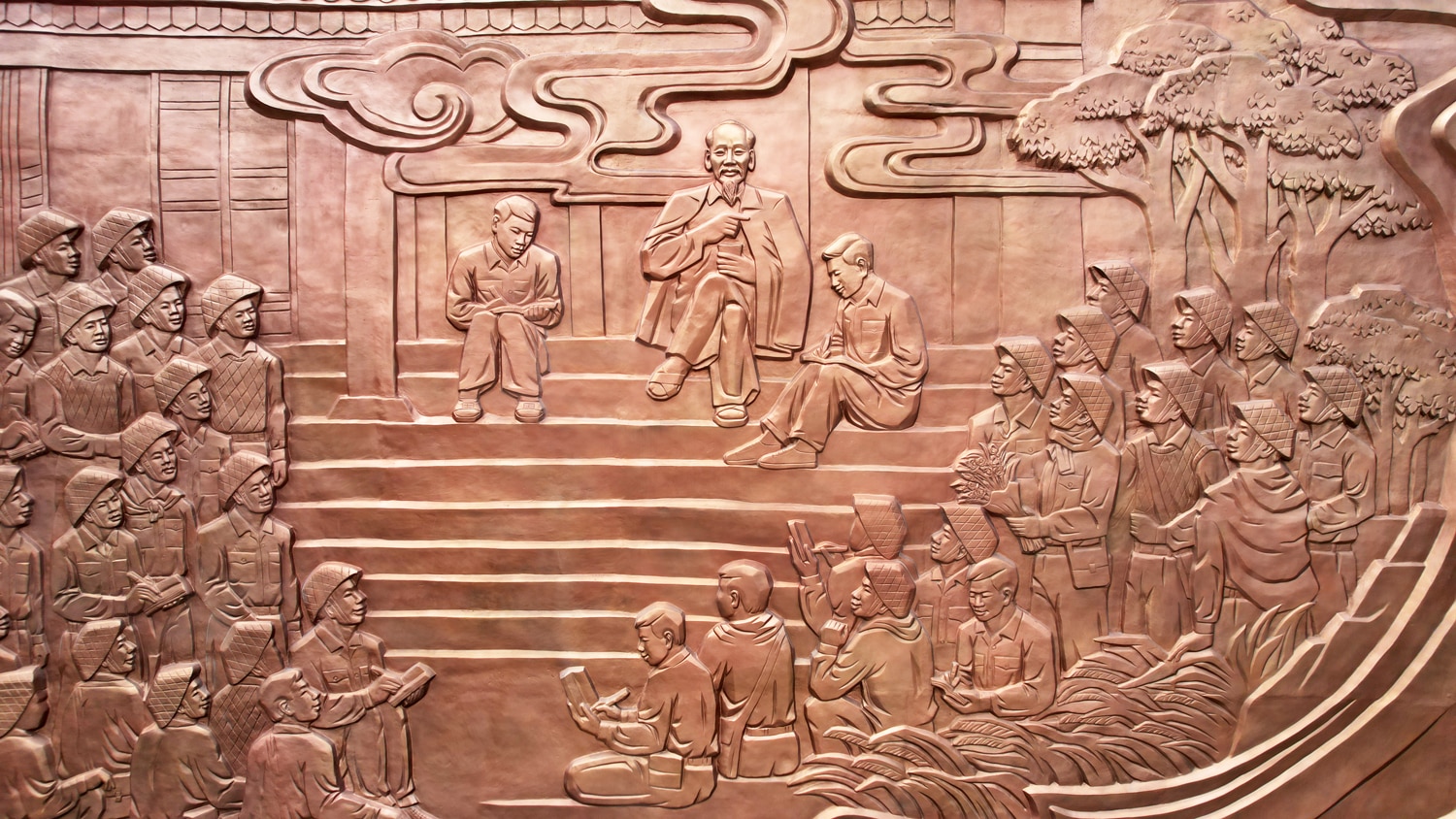 Cận cảnh bức đại phù điêu 'Bác Hồ nói lời bất hủ' tại Đền Hùng