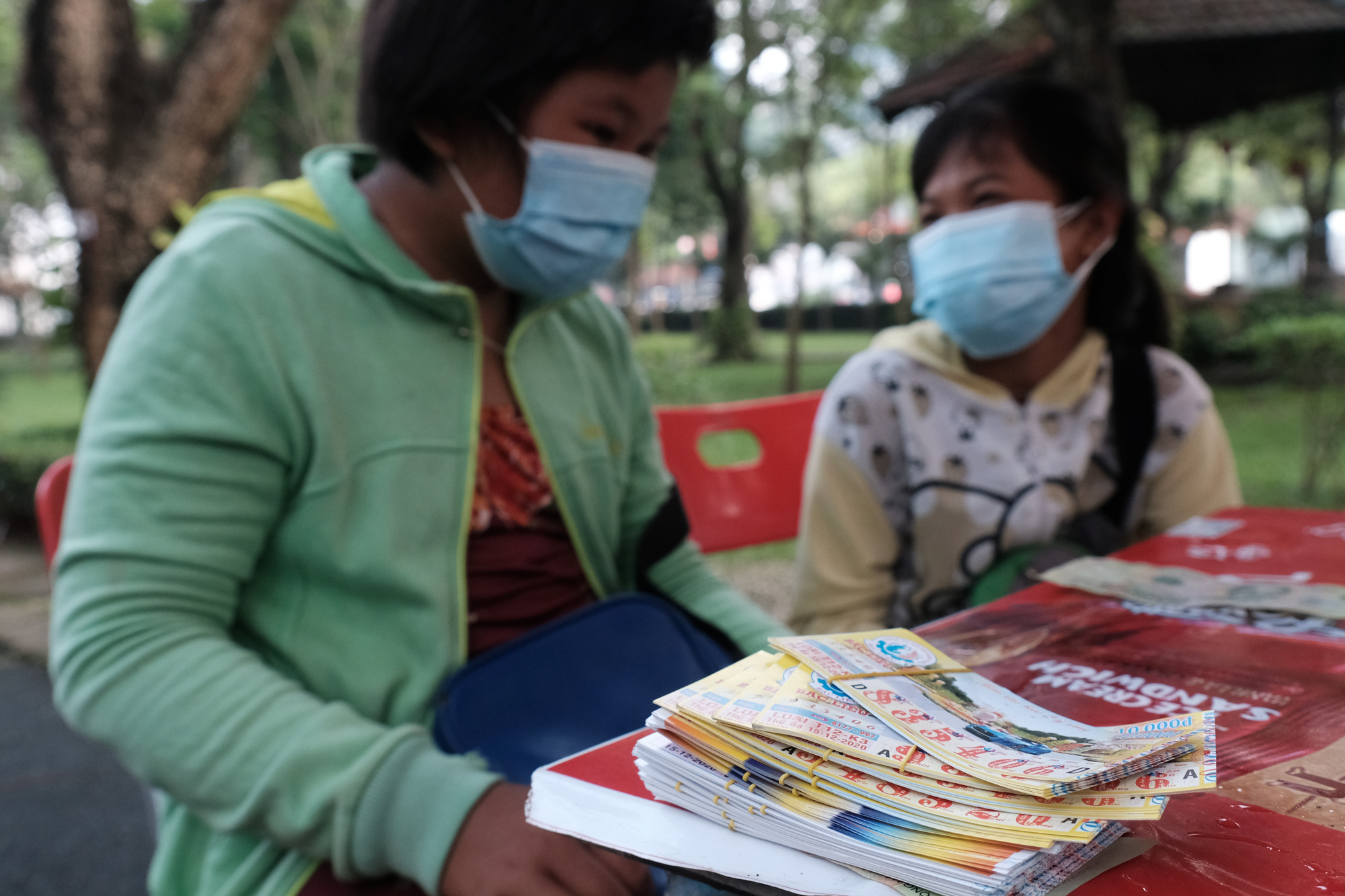 Càng hảo tâm với trẻ đường phố, càng khiến các em bị đẩy ra đường? - Ảnh 1. Hai em nhỏ từ Long An đi xe buýt lên TP.HCM bán vé số - Ảnh: VŨ THỦY