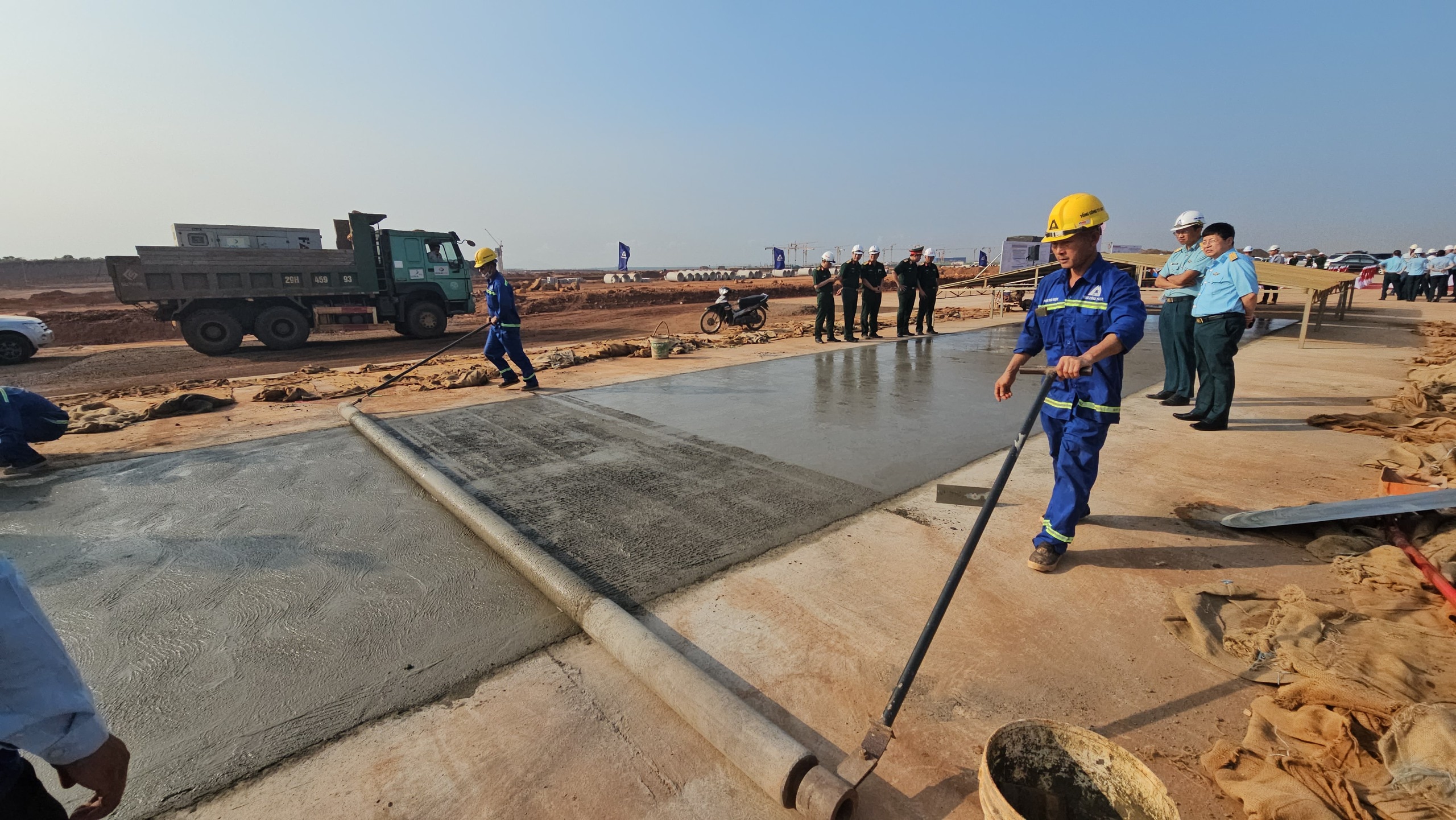 Công nhân đang thi công xây dựng hạng mục đường băng cất hạ cánh sân bay Long Thành