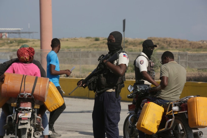 Cảnh sát Haiti tuần tra trong thủ đô Port-au-Prince vào ngày 6/4. Ảnh: AP