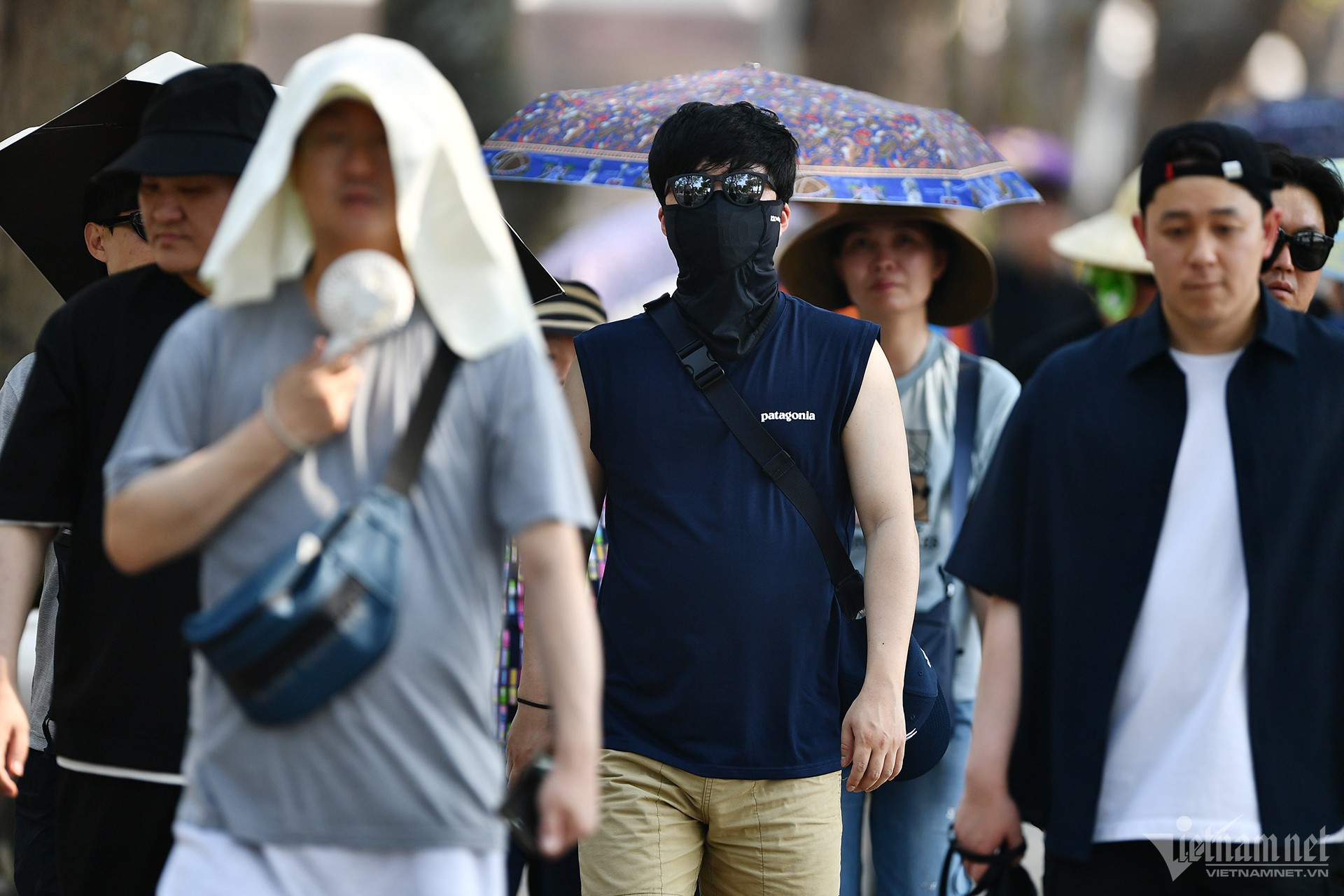 Scene of escaping from the 40-degree heat on the Hoan Kiem Lake walking street on the first day of the holiday photo 2