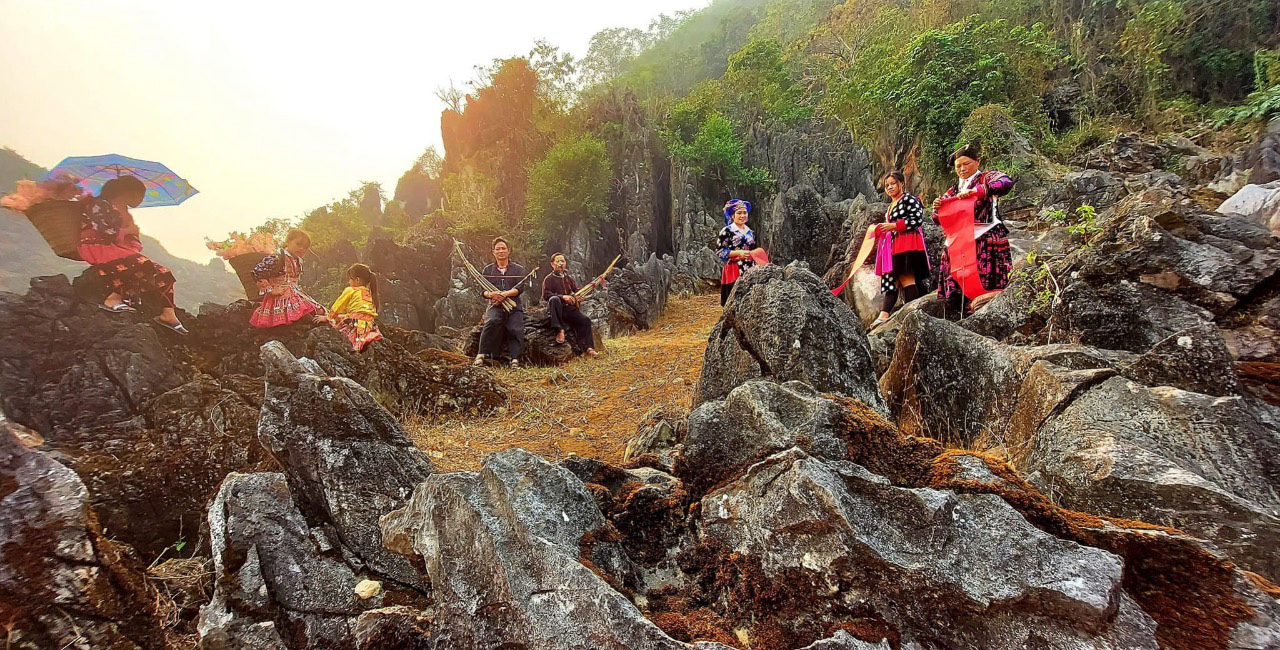 Người Mông trên cao nguyên đá Tủa Chùa - Ảnh: ĐẶNG TIẾN CÔNG