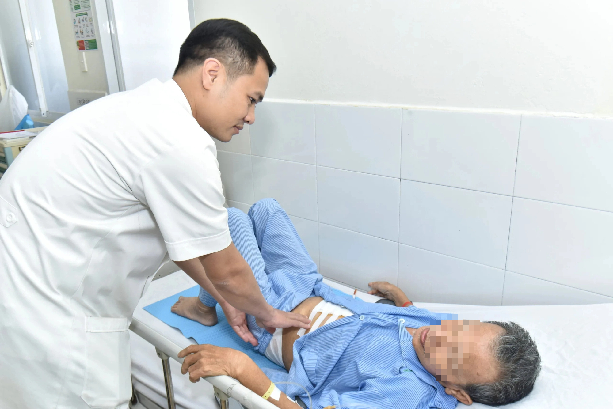 Cấp cứu bệnh nhân thủng ruột do uống thuốc còn nguyên vỉ - Ảnh 3. Cấp cứu bệnh nhân thủng ruột do uống thuốc còn nguyên vỉ - Ảnh 3.
