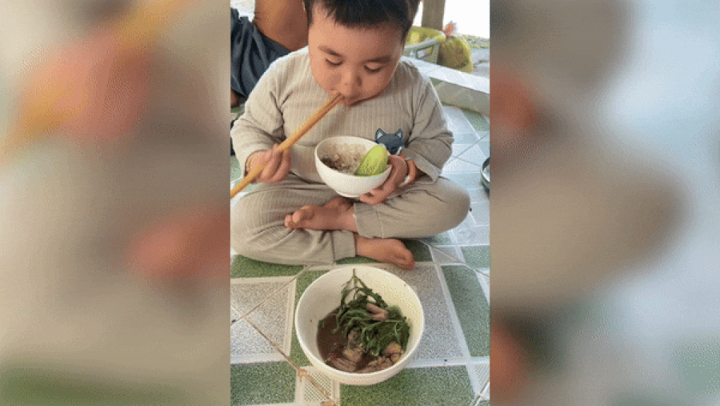 Cậu bé 6 tuổi ăn cả thế giới khiến 20 triệu mẹ bỉm xin vía - 1