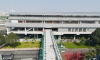 Cận cảnh cầu vượt bộ hành kết nối tuyến metro số 1 TPHCM đang dần hoàn thiện 
