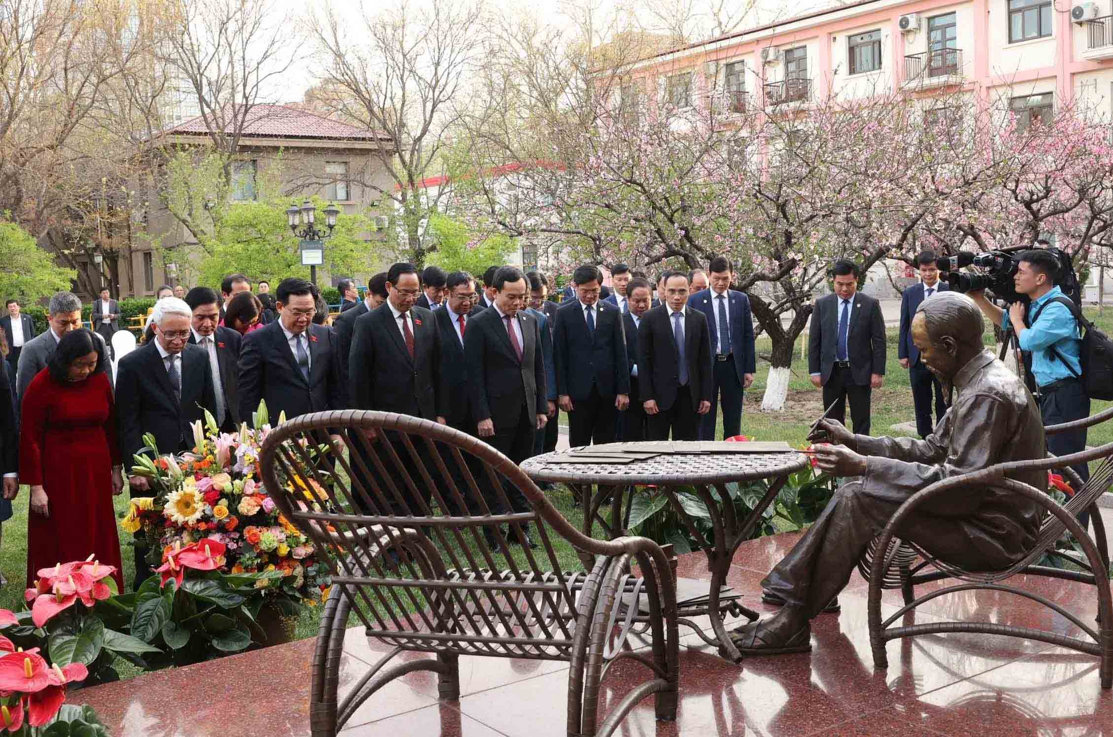 Cầu nối cho quan hệ hữu nghị Việt Nam - Trung Quốc- Ảnh 1. Cầu nối cho quan hệ hữu nghị Việt Nam - Trung Quốc- Ảnh 1.