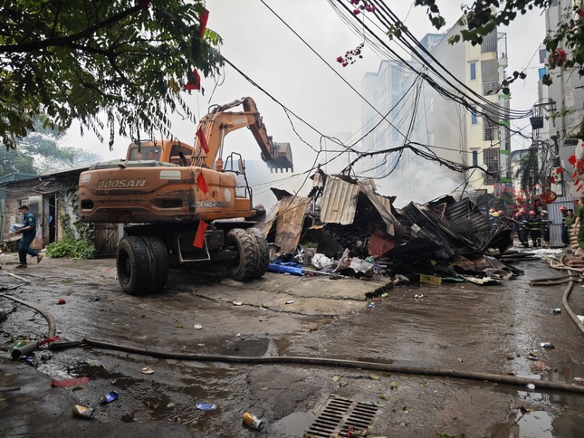 Hà Nội: Cháy lớn tại khu lán kinh doanh sắt vụn, cho thuê cốt pha ảnh 1