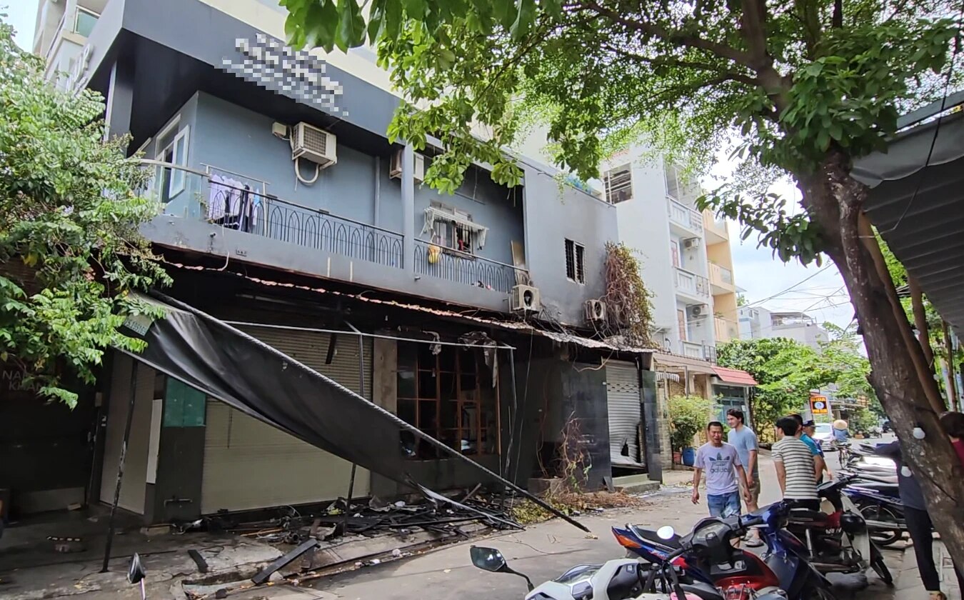 TP.HCM: Cháy nhà ở Tân Phú, hàng chục người hợp sức cứu ô tô- Ảnh 4.