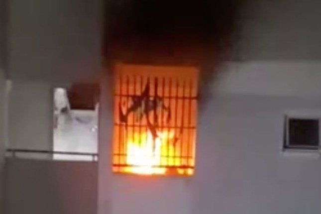 Cháy ở tầng 16 chung cư ở TPHCM, người dân hoảng loạn tháo chạy ảnh 1