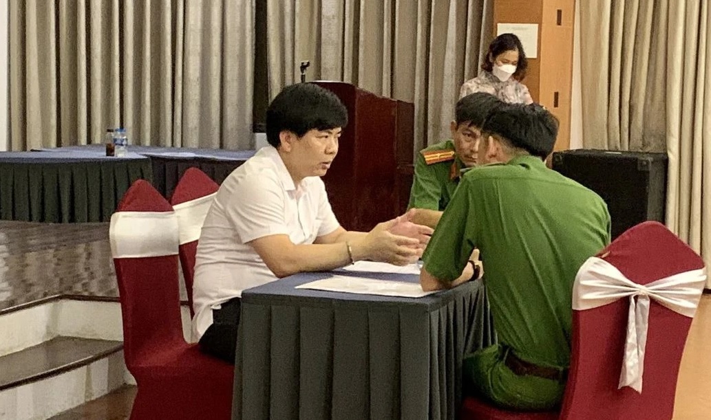 Chỉ đạo mới nhất của UBND TP.HCM sau khi lãnh đạo Apax Leaders bị bắt- Ảnh 1. Công an Q.10 làm việc với Shark Thủy tại cuộc họp cuối cùng ở TP.HCM trước khi bị bắt tạm giam