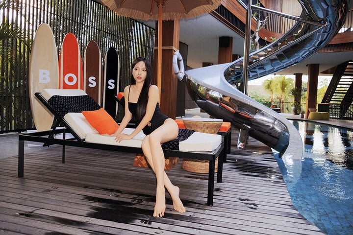 Trong chuyến công tác tại Bali (Indonesia), Diệu Nhi tranh thủ thực hiện bộ ảnh diện bikini nóng bỏng. Đây là lần hiếm hoi nữ diễn viên khoe ảnh gợi cảm sau khi lấy chồng.