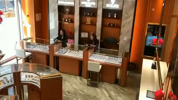 Giao đồ ăn tới showroom, nam shipper đòi đeo thử đồng hồ khiến nhân viên bối rối: Chiếc đó hơn 300 triệu!- Ảnh 1. Giao đồ ăn tới showroom, nam shipper đòi đeo thử đồng hồ khiến nhân viên bối rối: Chiếc đó hơn 300 triệu!- Ảnh 1.