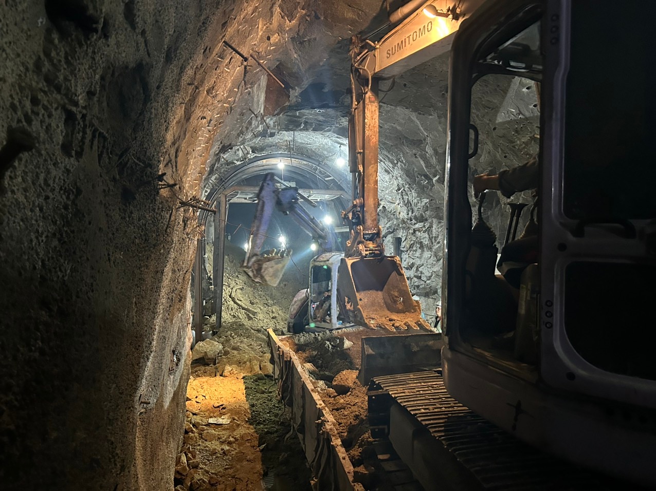 Ngành đường sắt đã huy động máy móc khắc phục sự cố sạt lở hầm