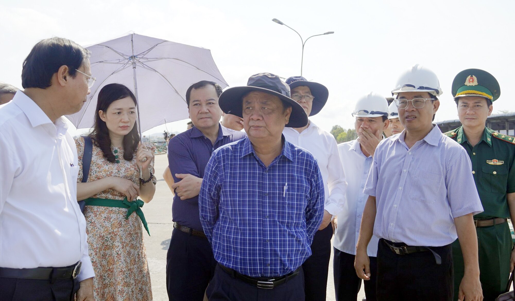 Bộ trưởng Bộ NN-PTNT Lê Minh Hoan cùng đoàn công tác  tại cảng cá Cát Lở