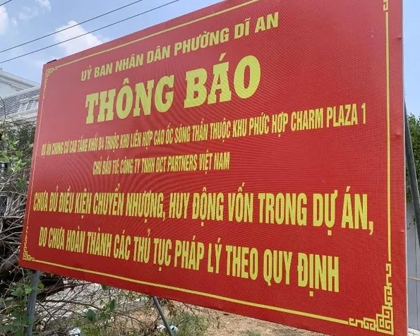 Biển cảnh báo chung cư cao tầng Charm Dimond thuộc khu liên hợp cao ốc Sóng Thần thuộc khu phức hợp Cham Plaza 1 chưa đủ điều kiện chuyển nhượng, huy động vốn. Ảnh: Địa phương CC.