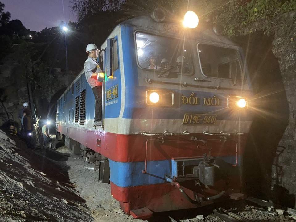 Đường sắt Bắc - Nam được kết nối sau khi hầm Bãi Gió khắc phục xong sự cố sạt lở. (Ảnh: Trung Nhân)