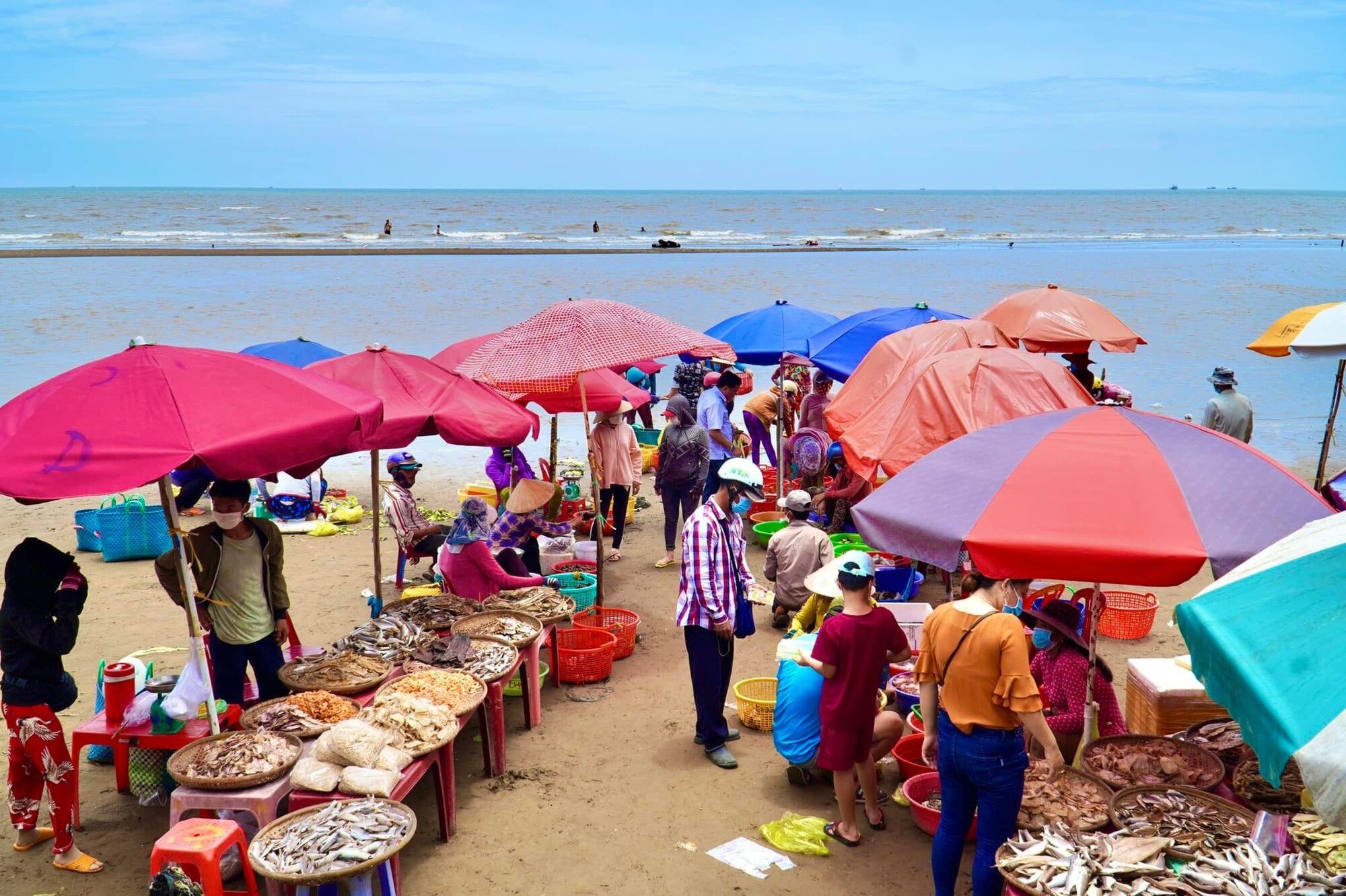 Chợ biển ở một huyện của Bến Tre họp ngay mép sóng, mua bán la liệt tôm, cua, cá, ốc ngon, lạ mắt- Ảnh 1.