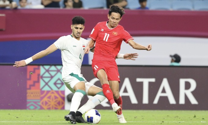 Trung vệ Zaid Tahseen tranh bóng với Bùi Vĩ Hào, trong trận Iraq thắng Việt Nam 1-0 tại tứ kết U23 châu Á trên sân Al Janoub, thành phố Al Wakrah, Qatar tối 26/4/2024. Ảnh: Đoàn Huynh