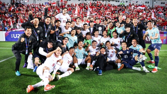 ผู้เล่นและเจ้าหน้าที่ฝึกสอนชาวอินโดนีเซียถ่ายภาพเฉลิมฉลองหลังจากตกรอบเกาหลีในรอบก่อนรองชนะเลิศเอเชีย U23 ที่สนามกีฬาอับดุลลาห์ บิน คาลิฟา เมืองโดฮา ประเทศกาตาร์ ในตอนเย็นของวันที่ 25 เมษายน พ.ศ. 4 ภาพ: เอเอฟซี