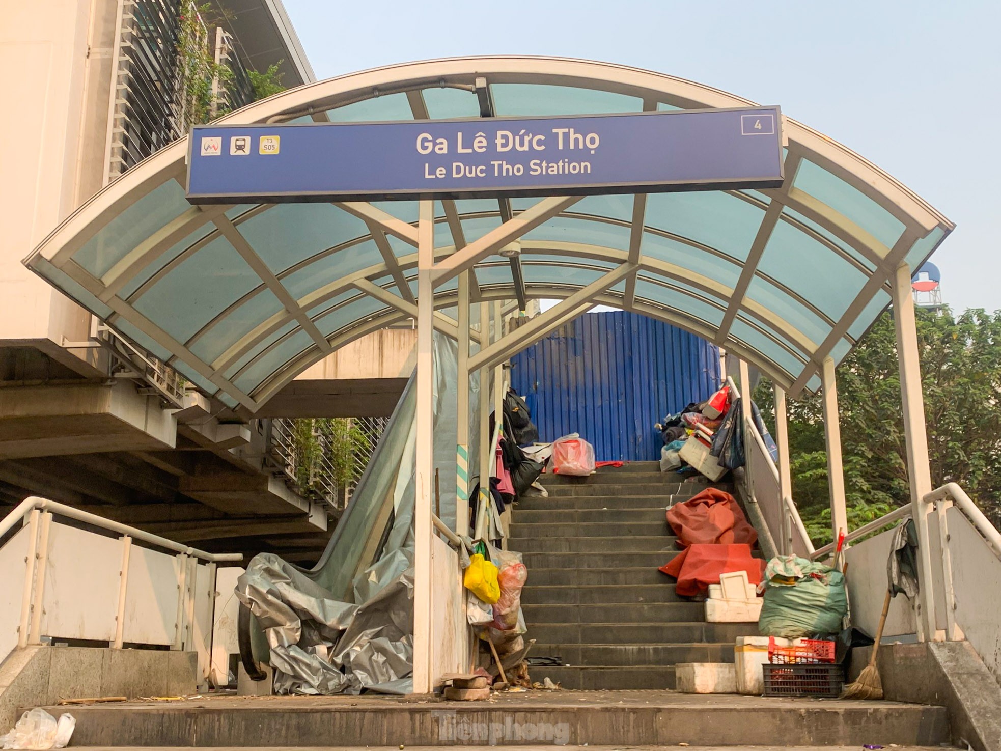 Chuẩn bị đi vào hoạt động, nhà ga tuyến Metro Nhổn - ga Hà Nội vẫn nhếch nhác, ngập rác thải ảnh 1
