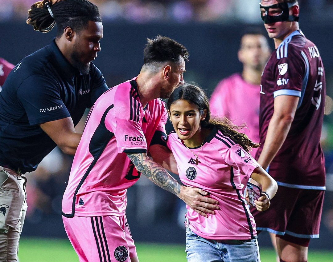 Cô gái trẻ selfie với Messi bỗng trở nên nổi tiếng- Ảnh 1. Cô gái trẻ selfie với Messi bỗng trở nên nổi tiếng- Ảnh 1.
