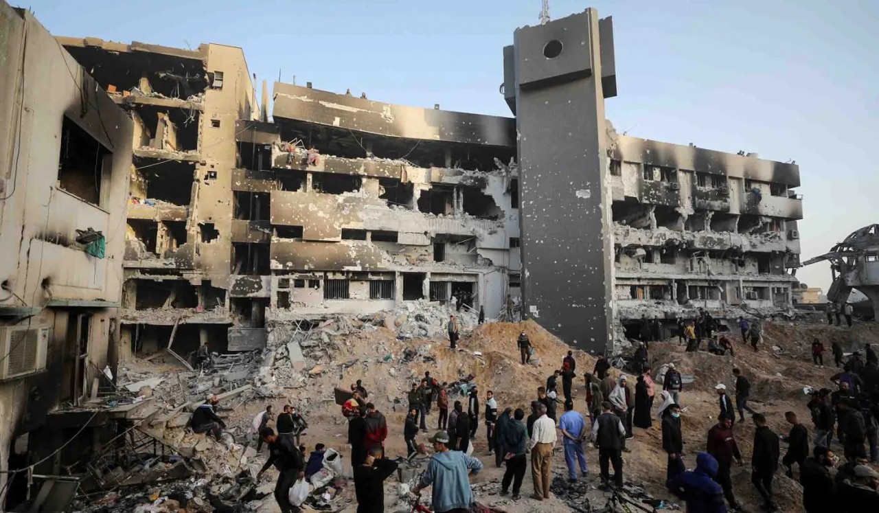 Người dân Palestine kiểm tra thiệt hại tại bệnh viện Al-Shifa sau khi lực lượng Israel rút khỏi nơi đây sau chiến dịch kéo dài 2 tuần, trong bối cảnh xung đột đang diễn ra giữa Israel và nhóm Hồi giáo Hamas, tại thành phố Gaza, ngày 1/4. (Nguồn: Reuters)