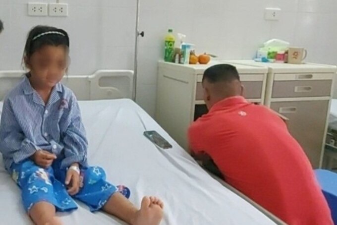 Cháu Ly đang tiếp tục điều trị ở Bệnh viện Đa khoa tỉnh Quảng Ninh. Ảnh: Xuân Hoa