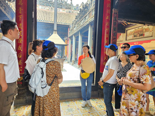 Du khách tham quan chùa Bà Thiên Hậu ở quận 5, TP HCM Ảnh: LAM GIANG