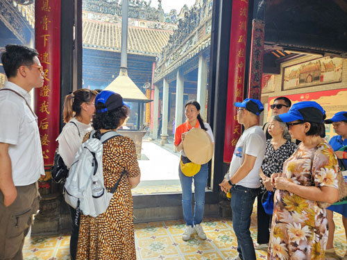 Du khách tham quan chùa Bà Thiên Hậu ở quận 5, TP HCM Ảnh: LAM GIANG Du khách tham quan chùa Bà Thiên Hậu ở quận 5, TP HCM Ảnh: LAM GIANG