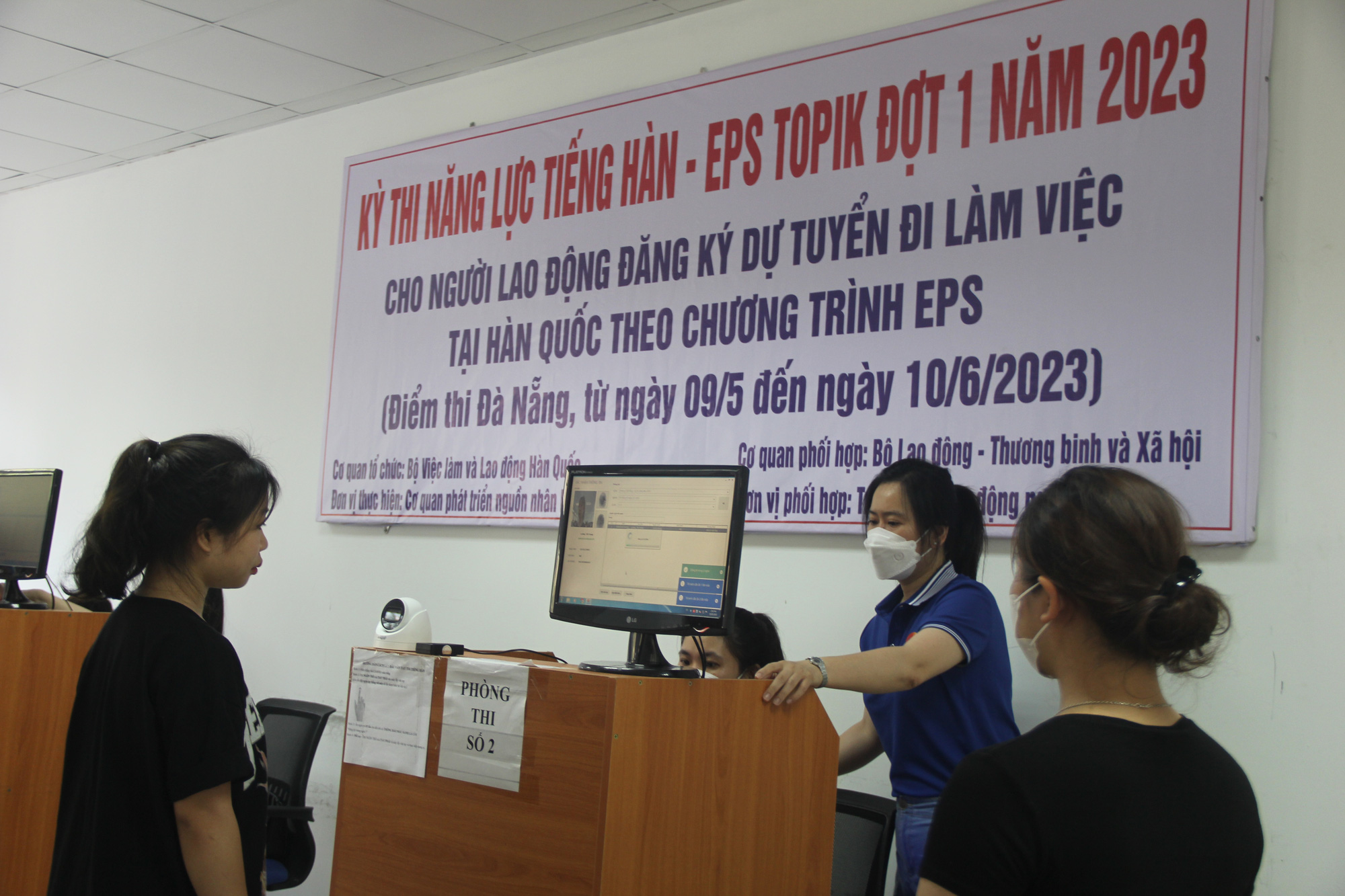 Có kháng thể bệnh giang mai không được sang Hàn lao động?- Ảnh 2. Một kỳ thi năng lực tiếng Hàn trong chương trình EPS - Ảnh: TRƯỜNG TRUNG