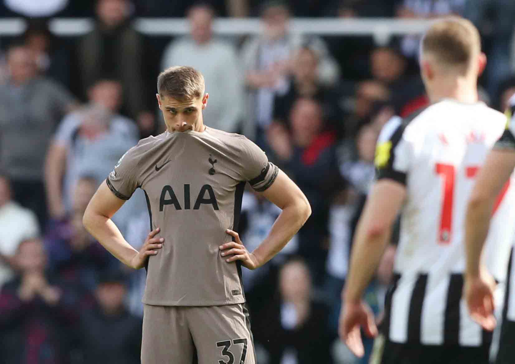 Ngoại hạng Anh: Còi báo động cho Tottenham- Ảnh 1. Vẻ thất thần của hậu vệ Micky van de Ven sau khi Tottenham thua đậm Newcastle