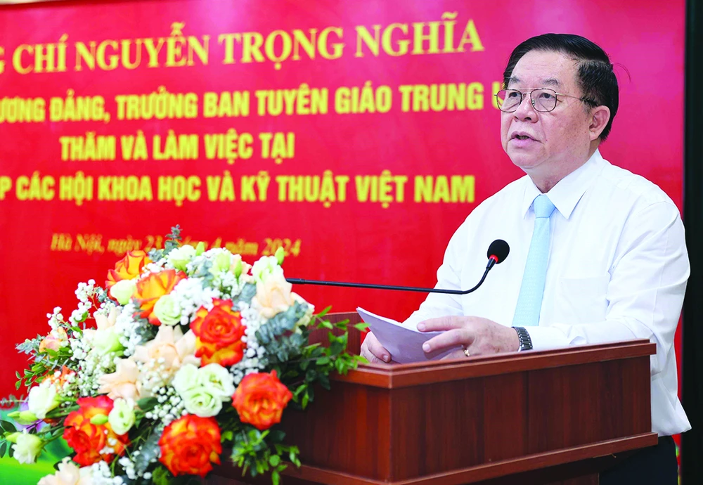Le chef du Département central de propagande, Nguyen Trong Nghia, a pris la parole lors de la séance de travail. Photo de : TTXVN