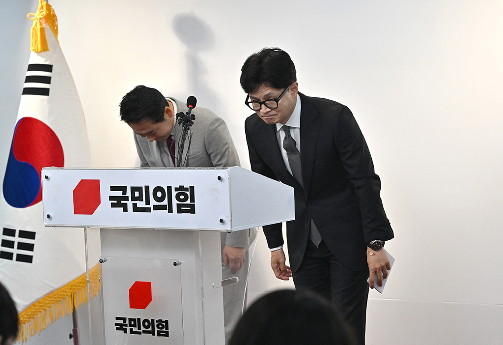 Cơn địa chấn ở chính trường Hàn Quốc- Ảnh 1. Lãnh đạo PPP Han Dong-hoon (phải) xin lỗi và từ chức sau kết quả đáng buồn của đảng cầm quyền