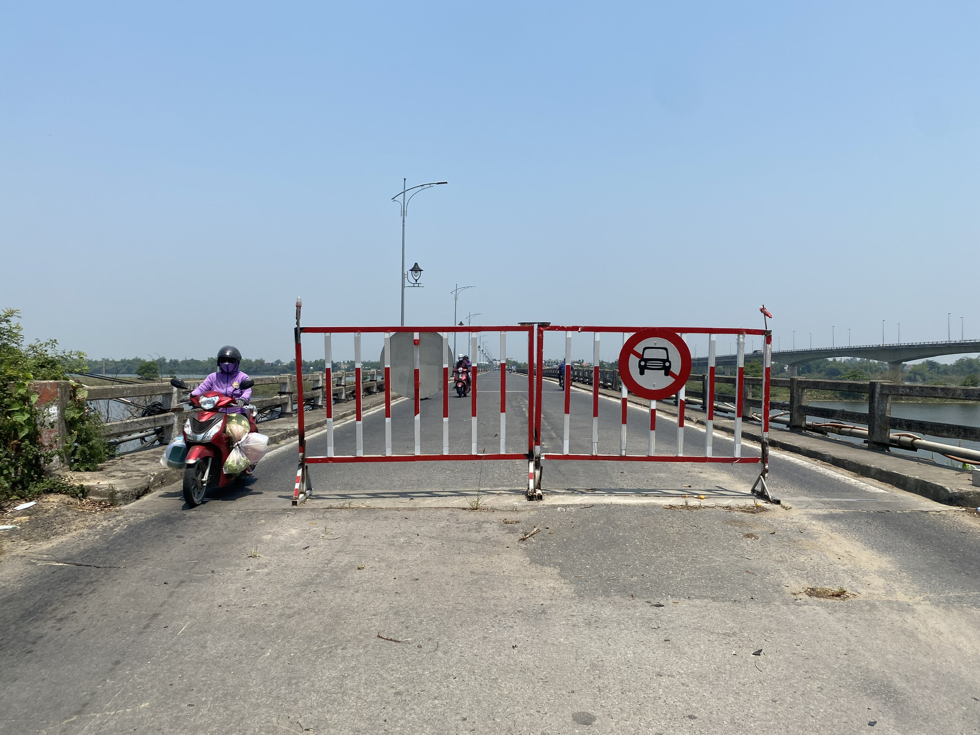 Con đường ẩm thực bê thui Cầu Mống lừng danh nay vắng hoe do đâu?- Ảnh 1. Cầu Câu Lâu cũ được cấm xe để chờ tu sửa - Ảnh: B.D.
