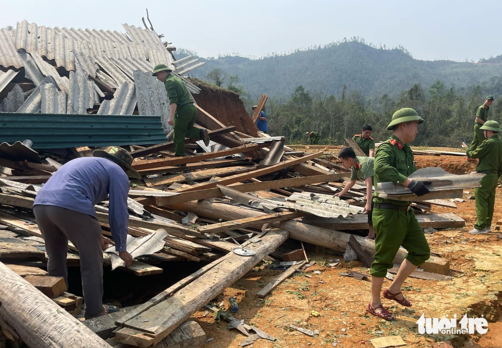 Từ ngày 13 đến 15-4, ở huyện Kỳ Sơn, Nghệ An xảy ra mưa đá, tố lốc, gió giật mạnh làm gãy đổ cây cối, cột điện, hư hỏng hàng trăm ngôi nhà - Ảnh: TÂM PHẠM