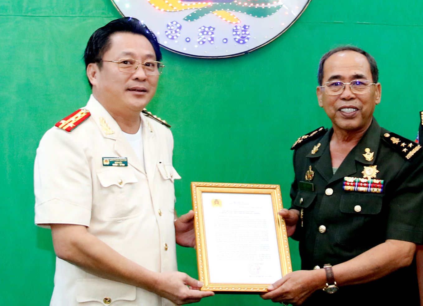 พันเอก ลัม เฟือก เหงียน ผู้อำนวยการตำรวจภูธรอันซาง มอบจดหมายอวยพรปีใหม่ถึง พลเอก เดียง ซา รุน รองผู้บัญชาการ กองบัญชาการกองทัพบกกัมพูชา ภาพถ่าย: “Vu Tien”