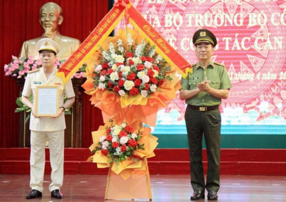 Thượng tướng Trần Quốc Tỏ, Thứ trưởng Bộ Công an trao Quyết định của Bộ trưởng Bộ Công an về việc điều động và bổ nhiệm Giám đốc Công an tỉnh Nam Định. 