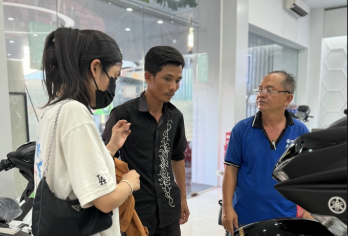 Anh Huỳnh Văn Sơn ở cửa hàng xe máy TP Thủ Đức, TP HCM, chiều 25/4. Ảnh Nhân vật cung cấp