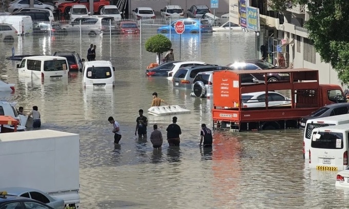 Những chiếc xe ngập trong biển nước trên đường phố Dubai sau trận mưa lớn. Ảnh: China Daily