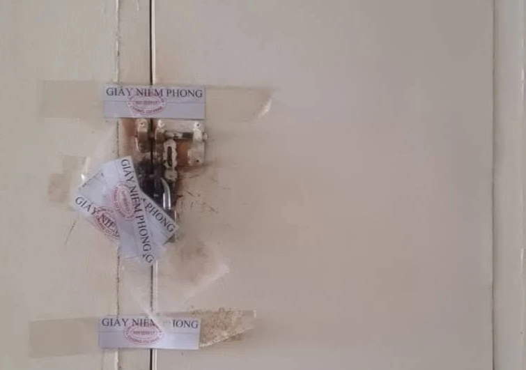 Cư dân ở TP.HCM kêu cứu vì ban quản trị chung cư lộng quyền- Ảnh 1. Tủ kỹ thuật nhà chị Trang bị khóa, niêm phong để cắt nguồn nước sinh hoạt