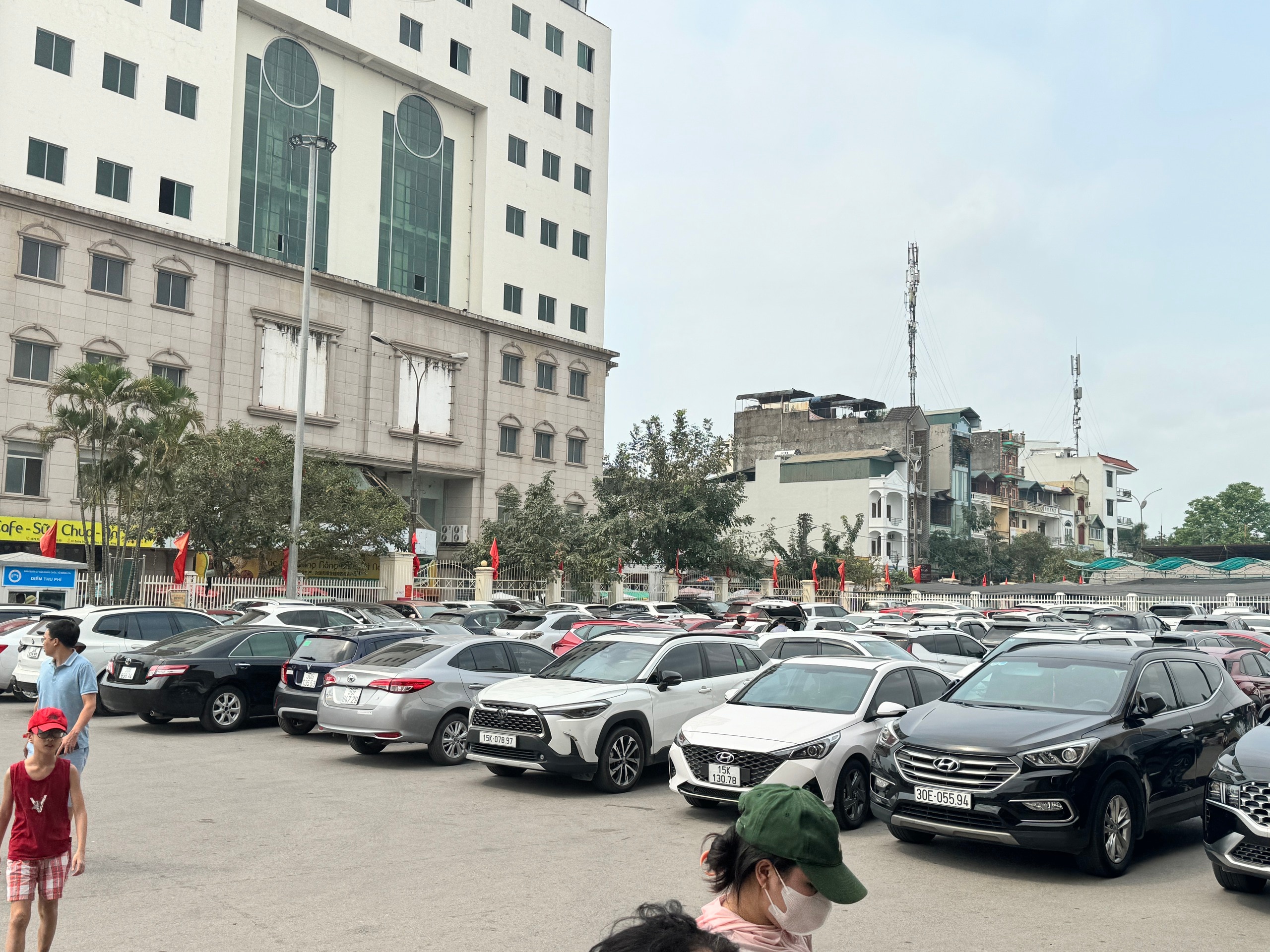 La puerta fronteriza internacional de Mong Cai está repleta de turistas haciendo cola para ir a China - Foto 2.