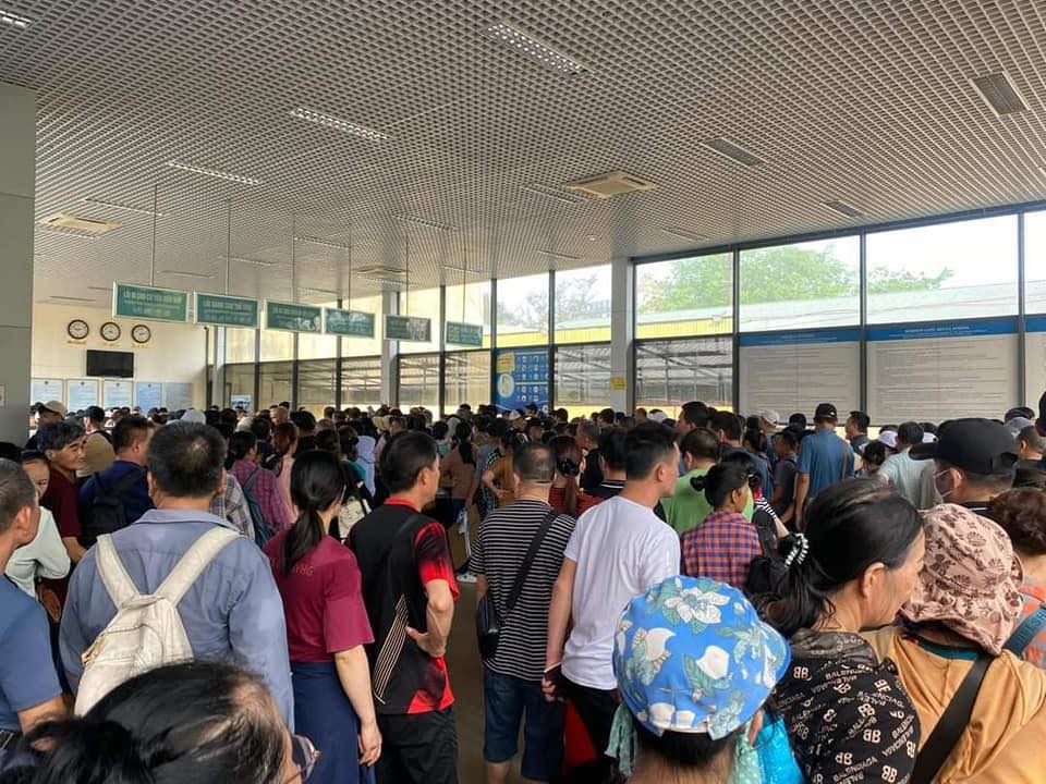 La puerta fronteriza internacional de Mong Cai está repleta de turistas haciendo cola para ir a China - Foto 1.