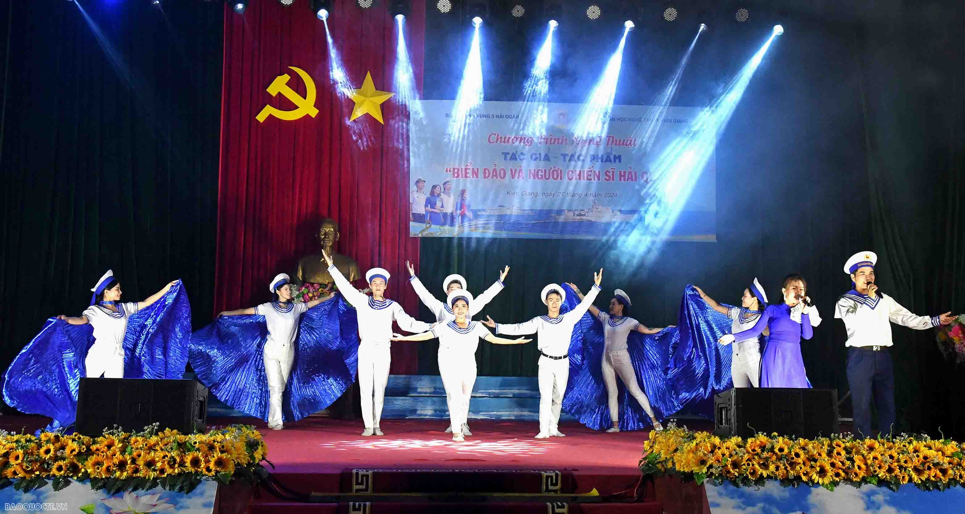 Únase a los soldados de la Armada para celebrar el 70 aniversario de la victoria de Dien Bien Phu